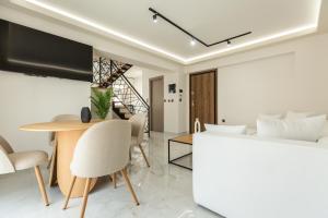 TV a/nebo společenská místnost v ubytování BEQUEST Corinthian Luxury suites
