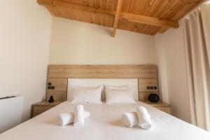 Postel nebo postele na pokoji v ubytování BEQUEST Corinthian Luxury suites