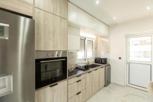 Kuchyň nebo kuchyňský kout v ubytování BEQUEST Corinthian Luxury suites