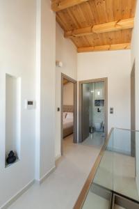 Postel nebo postele na pokoji v ubytování BEQUEST Corinthian Luxury suites