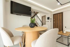 TV a/nebo společenská místnost v ubytování BEQUEST Corinthian Luxury suites