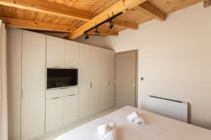 Postel nebo postele na pokoji v ubytování BEQUEST Corinthian Luxury suites