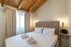 Postel nebo postele na pokoji v ubytování BEQUEST Corinthian Luxury suites