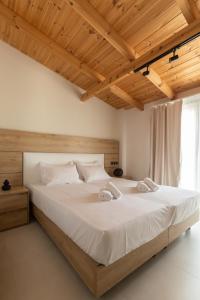 Postel nebo postele na pokoji v ubytování BEQUEST Corinthian Luxury suites