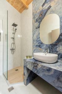 Koupelna v ubytování BEQUEST Corinthian Luxury suites