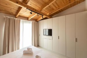 TV a/nebo společenská místnost v ubytování BEQUEST Corinthian Luxury suites