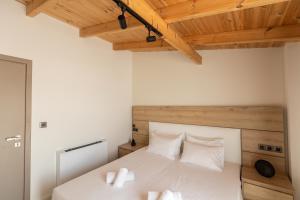 Postel nebo postele na pokoji v ubytování BEQUEST Corinthian Luxury suites
