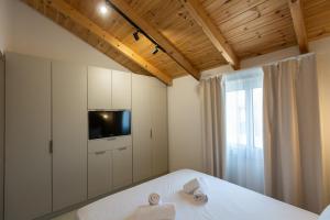 Postel nebo postele na pokoji v ubytování BEQUEST Corinthian Luxury suites