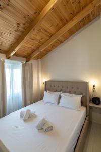 Postel nebo postele na pokoji v ubytování BEQUEST Corinthian Luxury suites
