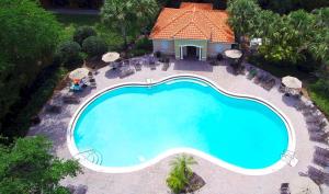 eine Draufsicht auf einen Swimmingpool in einem Resort in der Unterkunft Grand Panoramic 3BR Townhouse Near Disney Parks in Kissimmee