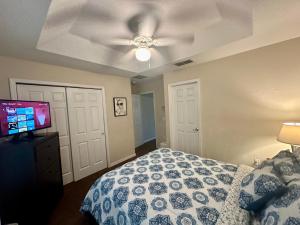 ein Schlafzimmer mit einem Bett und einem Deckenventilator in der Unterkunft Grand Panoramic 3BR Townhouse Near Disney Parks in Kissimmee + 16 Fotos