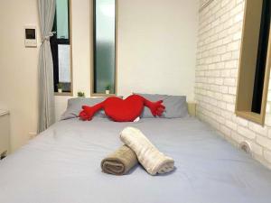Postel nebo postele na pokoji v ubytování 大久保駅前 - 新宿直通 - 快適で静かな和風住宅 - ヒサカタ ライト