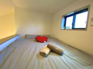 Postel nebo postele na pokoji v ubytování 大久保駅前 - 新宿直通 - 快適で静かな和風住宅 - ヒサカタ ライト + 6 fotografií