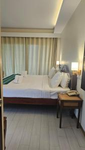 ein Schlafzimmer mit einem großen Bett und einem Tisch in der Unterkunft Chada Mantra Hotel in Chiang Mai + 85 Fotos