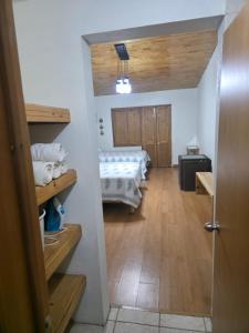 une chambre avec deux lits dans une pièce dans l'établissement Apartamento Céntrico, à Cedro