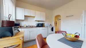 Η κουζίνα ή μικρή κουζίνα στο Sunny,spacious, Sleeps 4, Steps To Mbta,hospitals