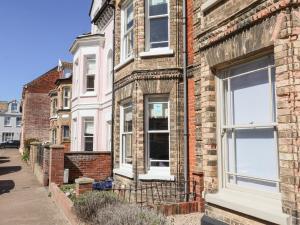 eine Reihe von Backsteinhäusern in einer Straße in der Unterkunft Kestrel in Southwold