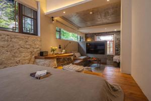 Een bed of bedden in een kamer bij 兴义市田景宜色客栈
