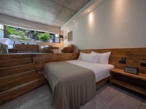 Een bed of bedden in een kamer bij 兴义市田景宜色客栈