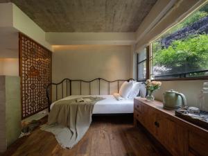 Een bed of bedden in een kamer bij 兴义市田景宜色客栈