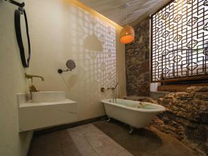 Een badkamer bij 兴义市田景宜色客栈