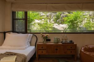 Een bed of bedden in een kamer bij 兴义市田景宜色客栈