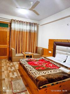 Un dormitorio con una cama grande y un sofá. en Hotel Anchal Residency, en Manali