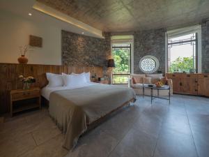 Een bed of bedden in een kamer bij 兴义市田景宜色客栈