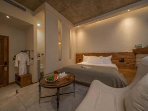 Een bed of bedden in een kamer bij 兴义市田景宜色客栈