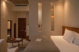 Een bed of bedden in een kamer bij 兴义市田景宜色客栈
