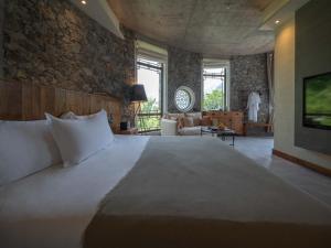 Een bed of bedden in een kamer bij 兴义市田景宜色客栈