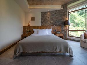 Een bed of bedden in een kamer bij 兴义市田景宜色客栈