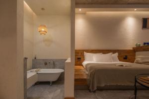 Een bed of bedden in een kamer bij 兴义市田景宜色客栈