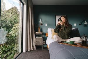 Un pat sau paturi într-o cameră la Romantic Retreat, Hot Tub, Glasshouse, Ensuite +40 fotografii
