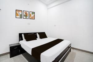 Postel nebo postele na pokoji v ubytování Hotel O Maa Santoshi