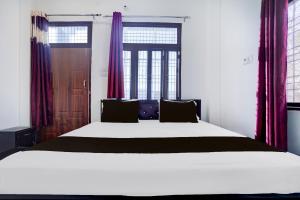 Postel nebo postele na pokoji v ubytování Hotel O Maa Santoshi