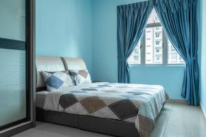 une chambre avec un lit aux murs bleus et une fenêtre dans l'établissement The White House - 3BR Meridin Bayvue, à Masai