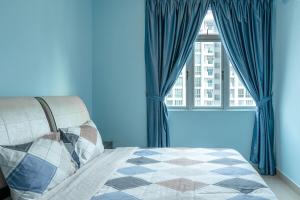 - une chambre avec des murs bleus et un lit avec une fenêtre dans l'établissement The White House - 3BR Meridin Bayvue, à Masai