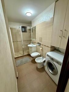 ein Badezimmer mit Toilette und Waschmaschine in der Unterkunft Zen Apartment in Galaţi