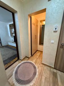 ein Zimmer mit einem Teppich auf dem Boden und einer Tür in der Unterkunft Zen Apartment in Galaţi