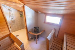 an overhead view of a small bathroom with a shower at Vaeltajanmaja in Saariselka