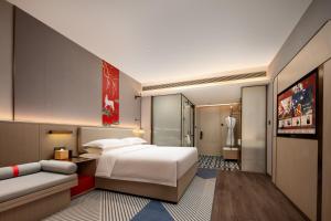 Postel nebo postele na pokoji v ubytování Chengdu Echeng Hotel Chunxi Road Taikoo Li