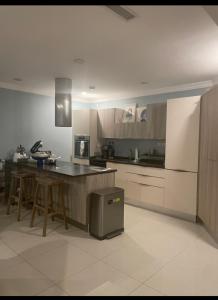 Water front and formula 1 view flat في جدة: مطبخ مع طاولة وثلاجة