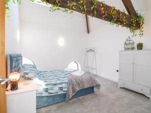 1 dormitorio con 1 cama y techo con luces en The Old Pump House, en Nottingham