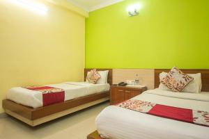 Postel nebo postele na pokoji v ubytování Hotel O Gitanjali Inn