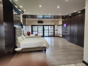 Giường trong phòng chung tại Sezanah Luxury Lodge
