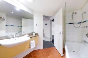 Ένα μπάνιο στο Darwin Harbourside Escape in Two Adjacent Rooms
