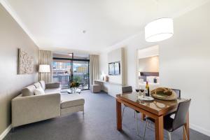 Χώρος καθιστικού στο Darwin Harbourside Escape in Two Adjacent Rooms