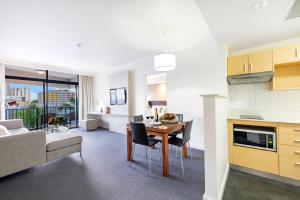 Η κουζίνα ή μικρή κουζίνα στο Darwin Harbourside Escape in Two Adjacent Rooms