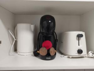 un bancone della cucina con frullatore nero e 2 tostapane di Triana Apartahotel a Siviglia